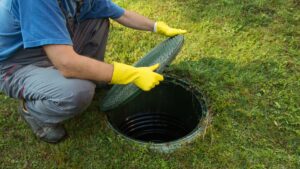 removing a manhole cover